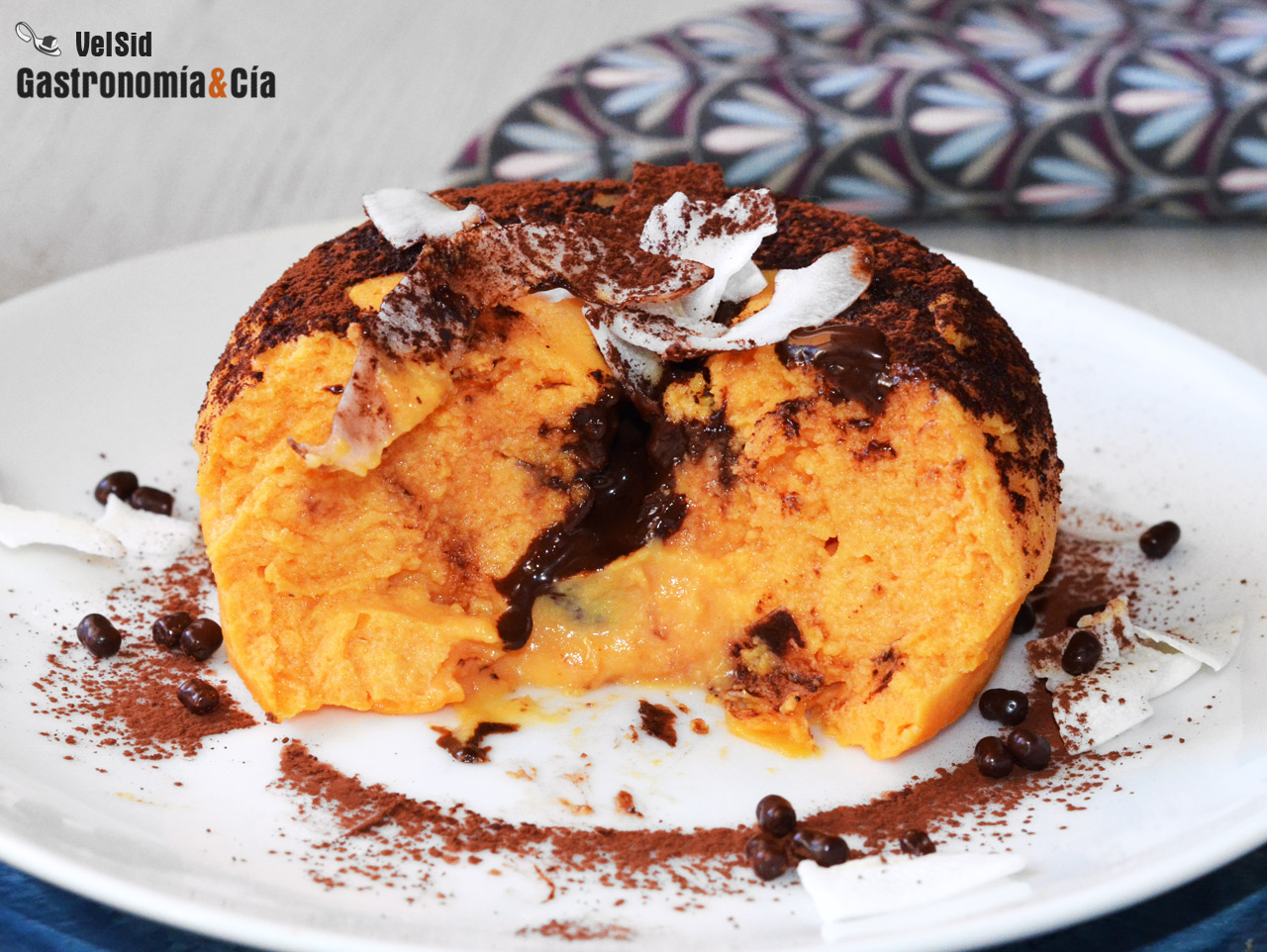 Pastelito de boniato y coco relleno de chocolate