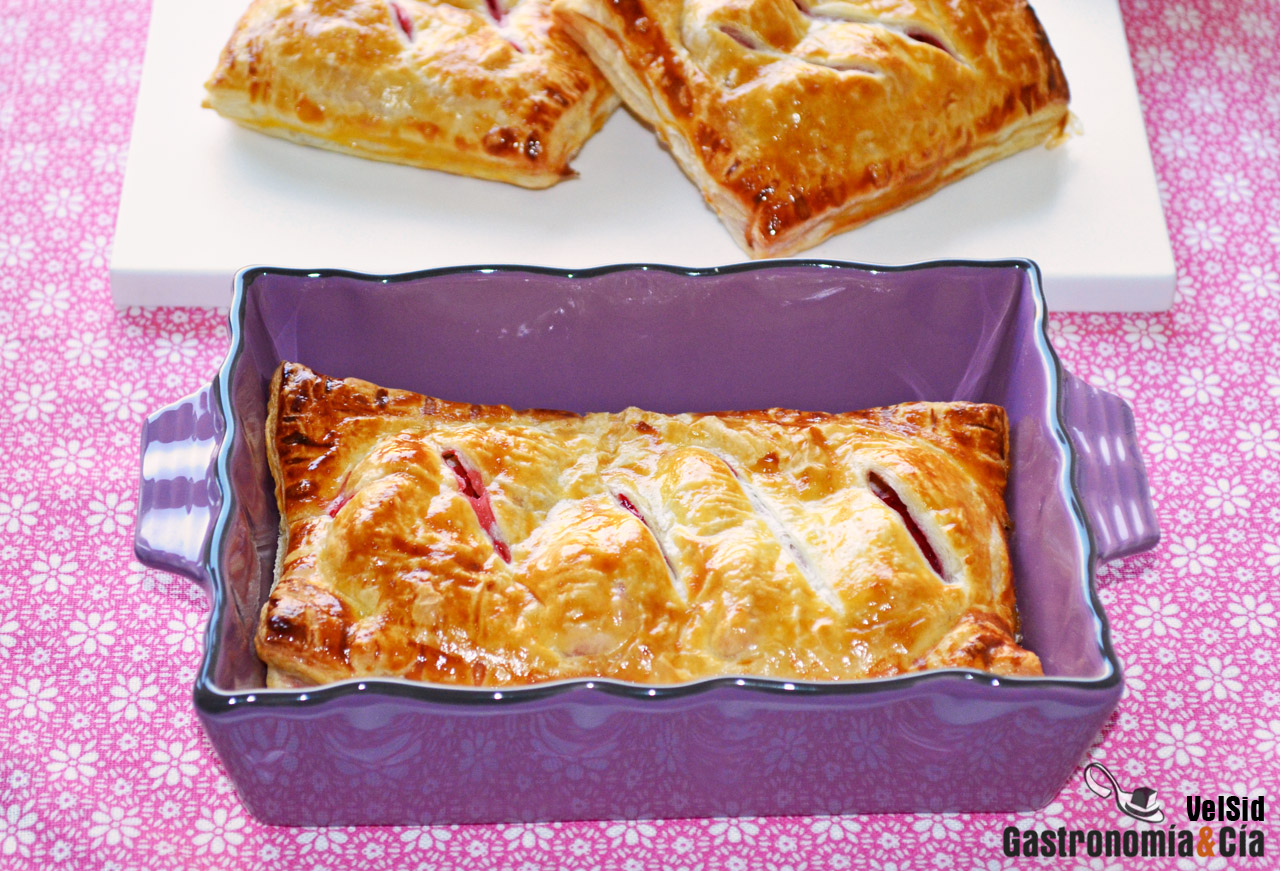 Hojaldre relleno de queso y fresas