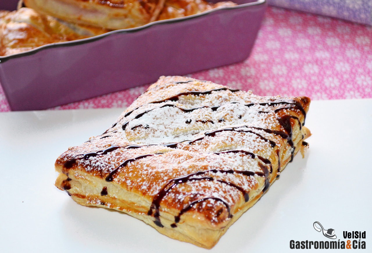 Hojaldre relleno de queso y fresas
