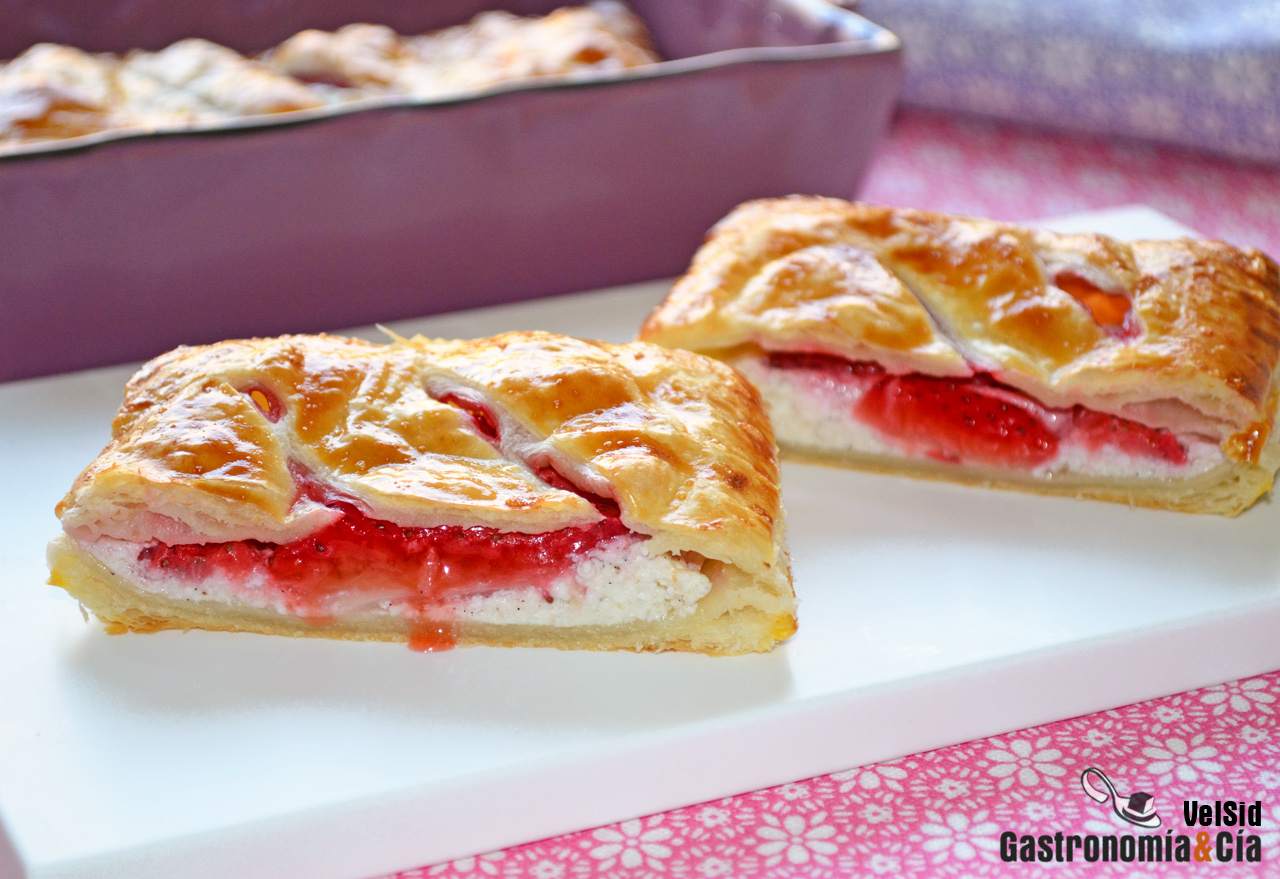 Hojaldre relleno de queso y fresas