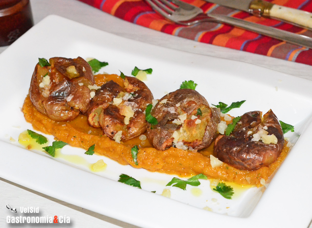 Patatas crujientes con pesto de calabaza y ajo asado