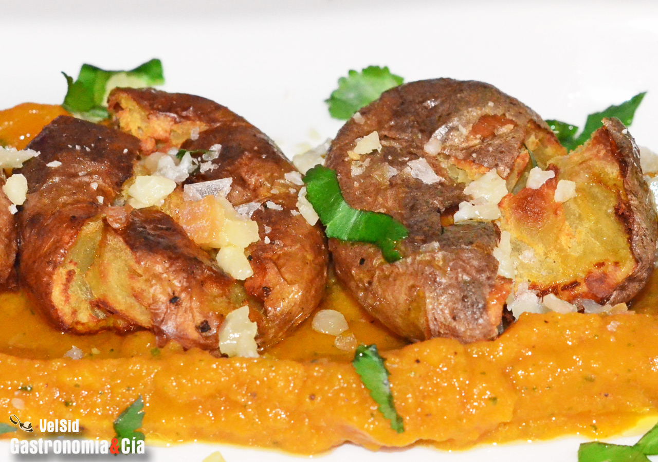 Patatas crujientes con pesto de calabaza y ajo asado