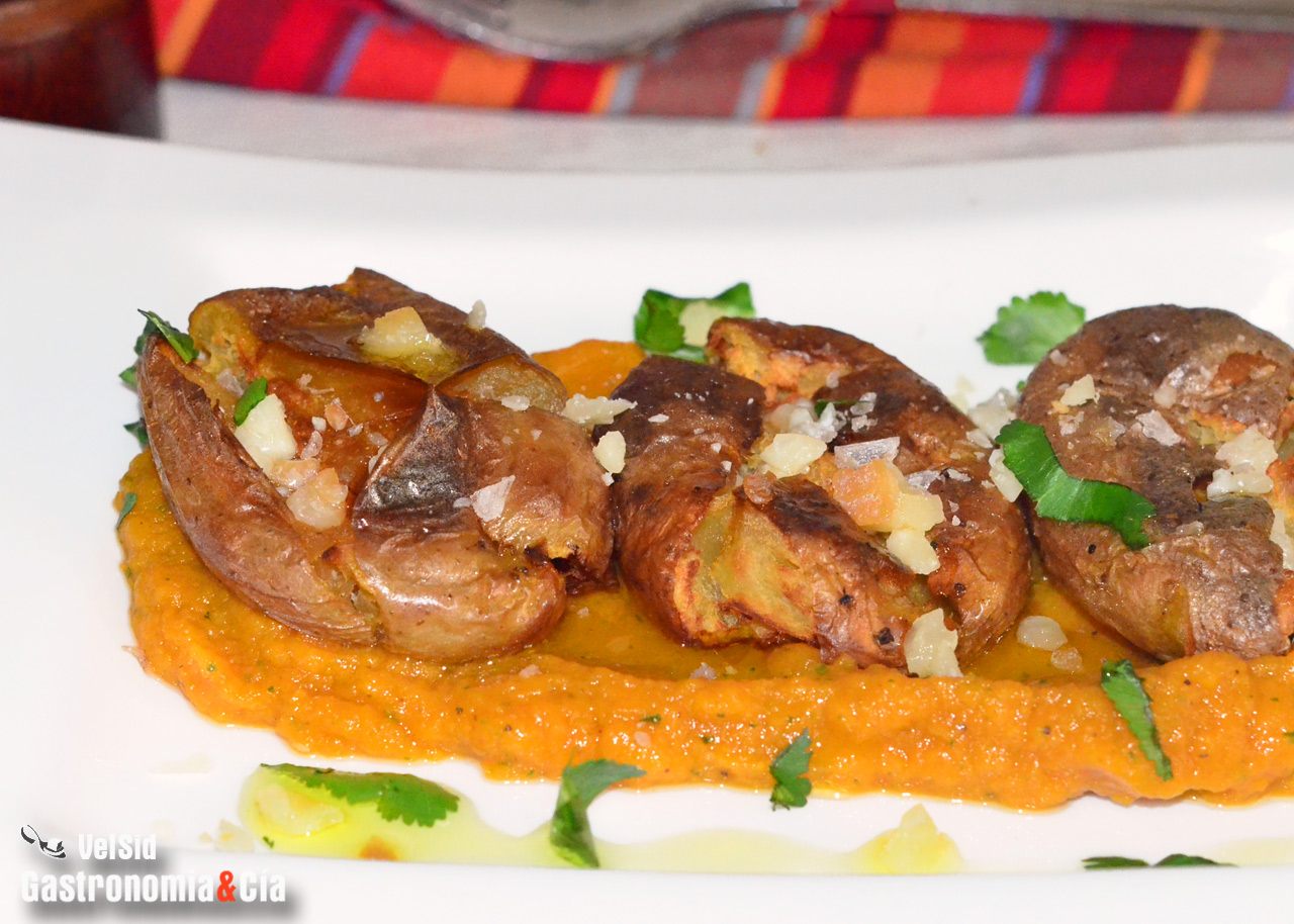 Patatas crujientes con pesto de calabaza y ajo asado