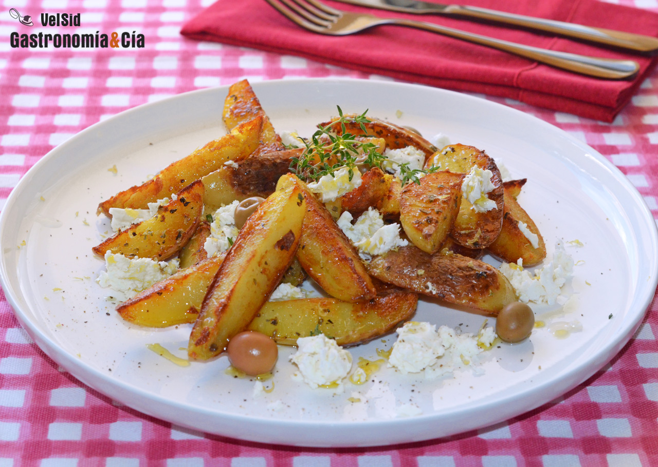 Patatas gajo con queso feta, limón y tomillo