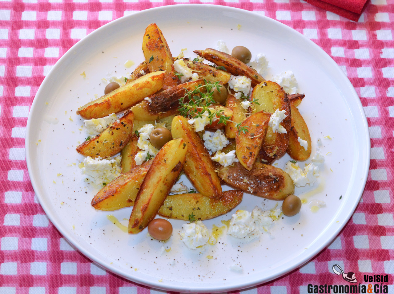 Patatas gajo con queso feta, limón y tomillo