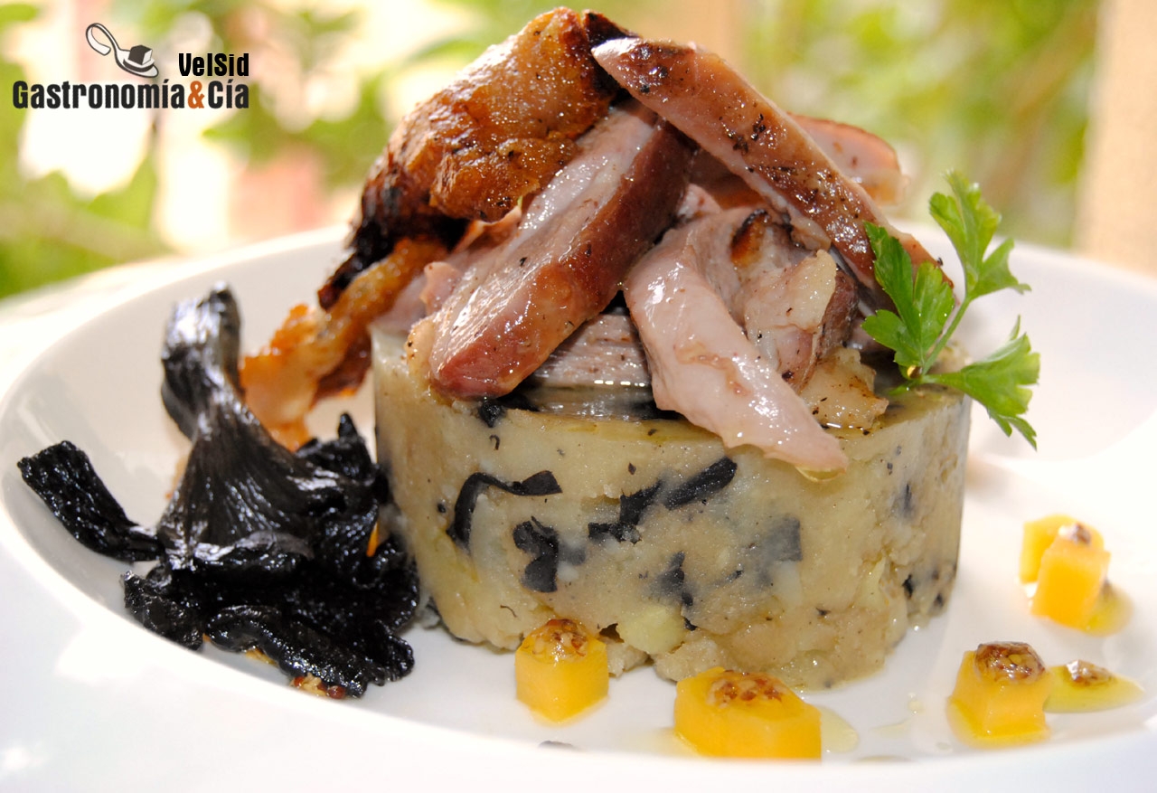 Pastel de patata y trompetas de la muerte con pato asad