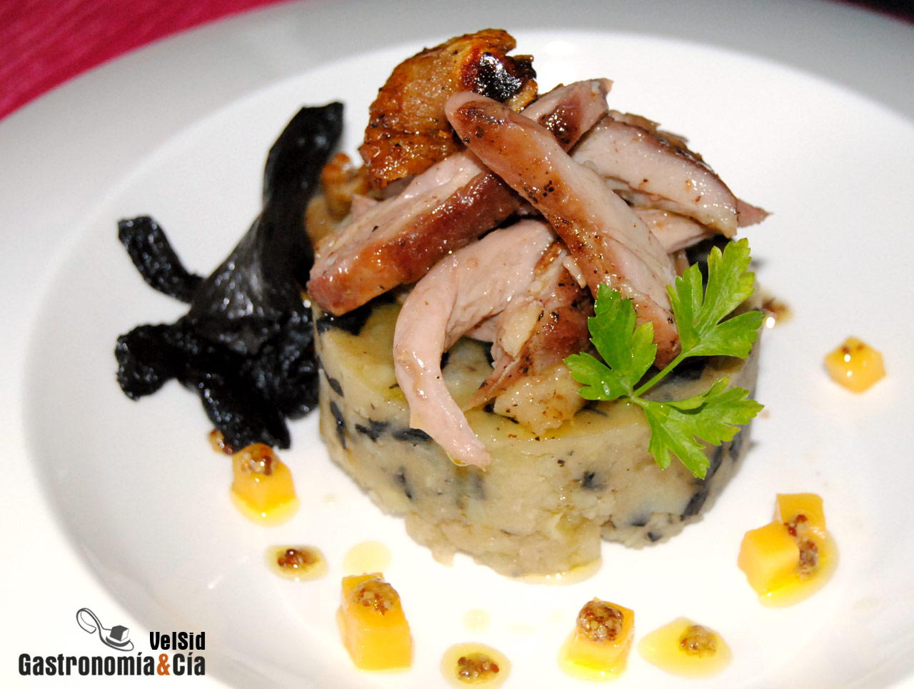 Pastel de patata y trompetas de la muerte con pato asad