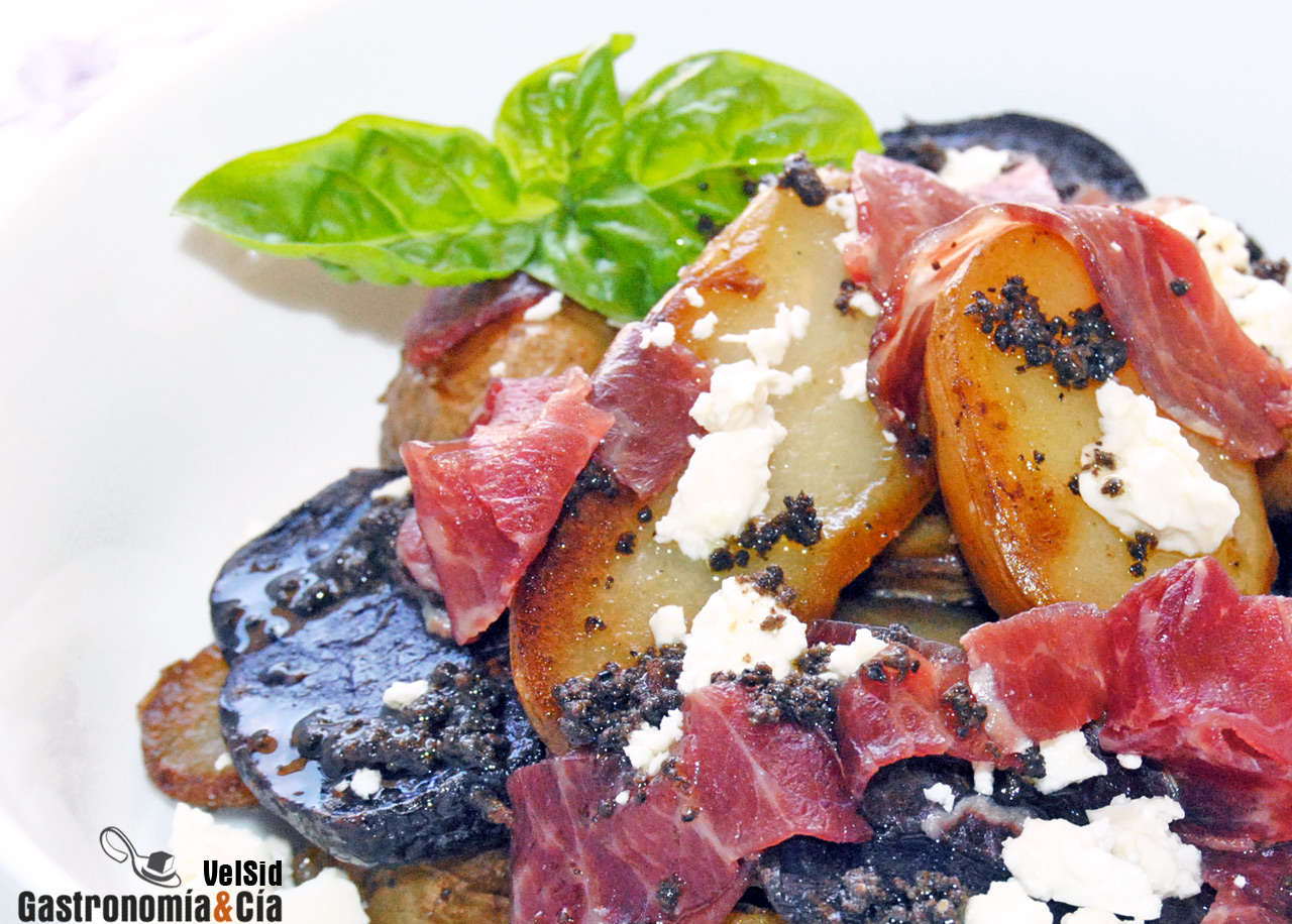 Patatas salteadas con cecina, feta y trufa