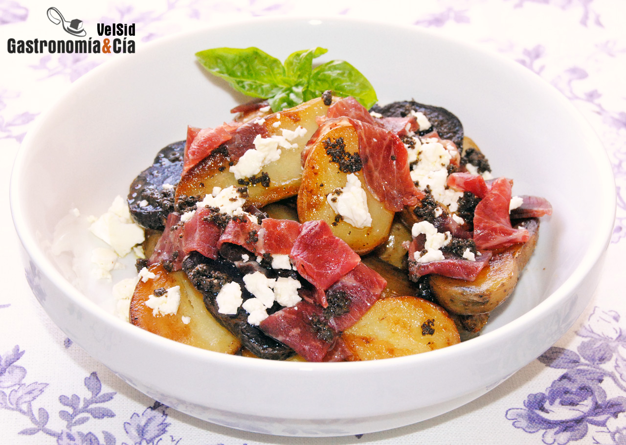 Patatas salteadas con cecina, feta y trufa