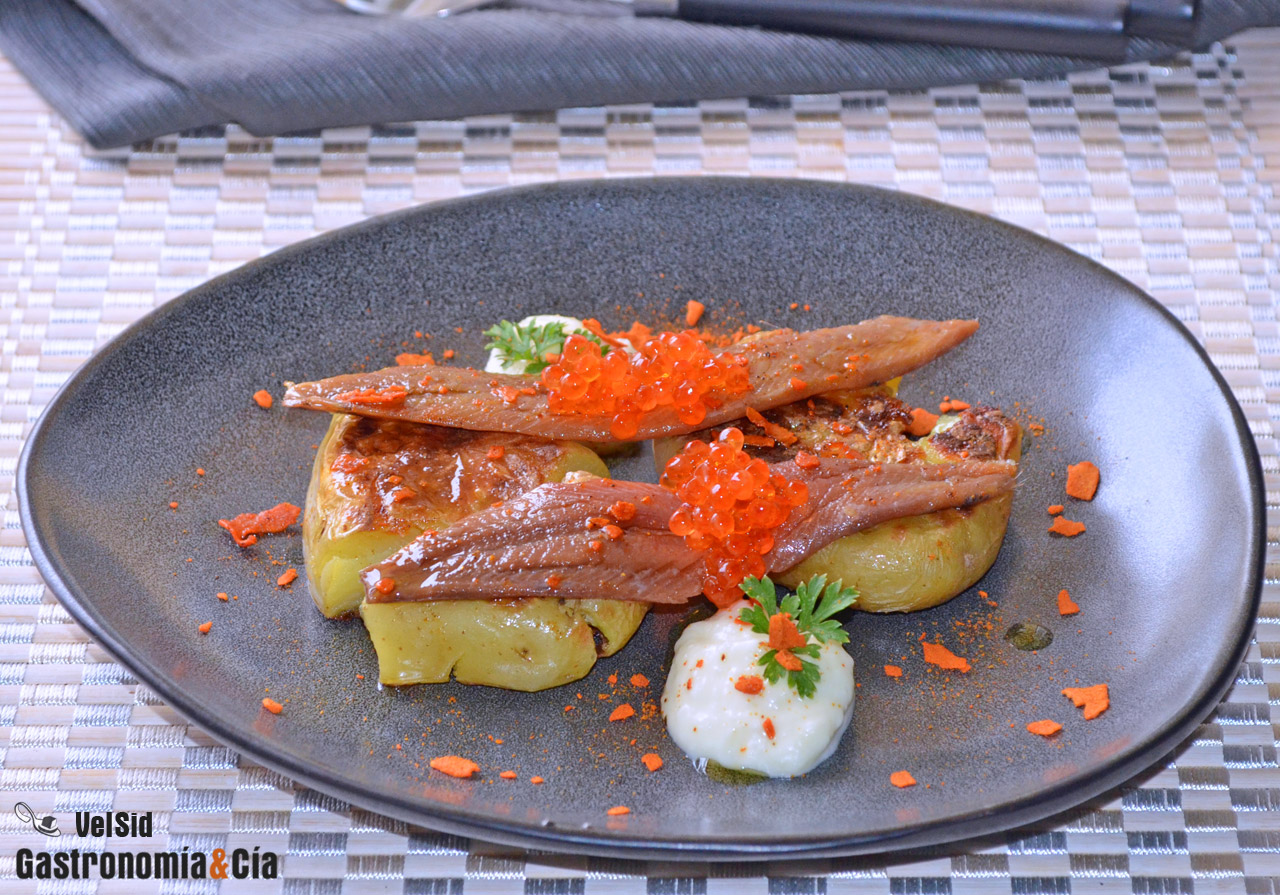 Patatas con salsa toum y sardinas anchoadas