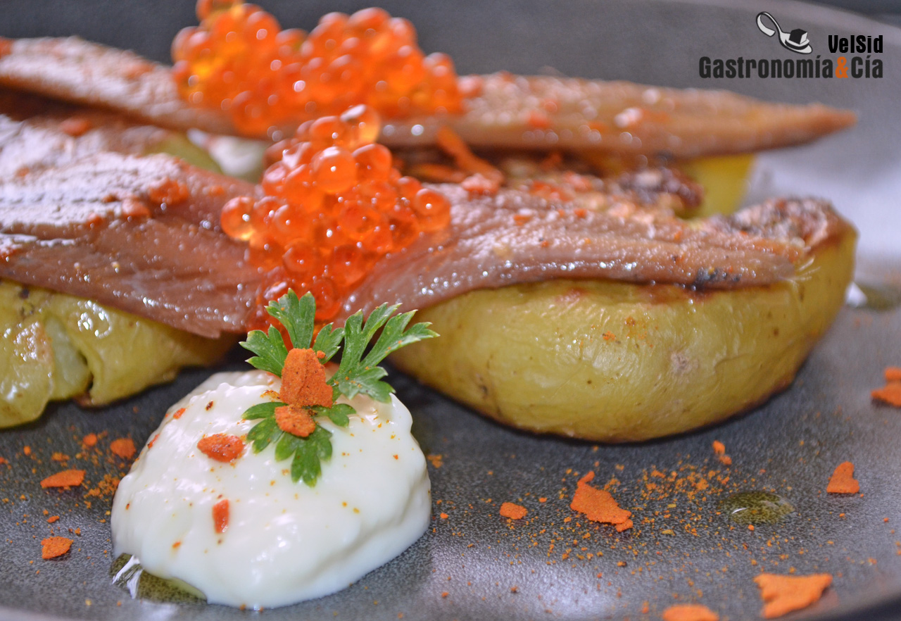 Patatas con salsa toum y sardinas anchoadas