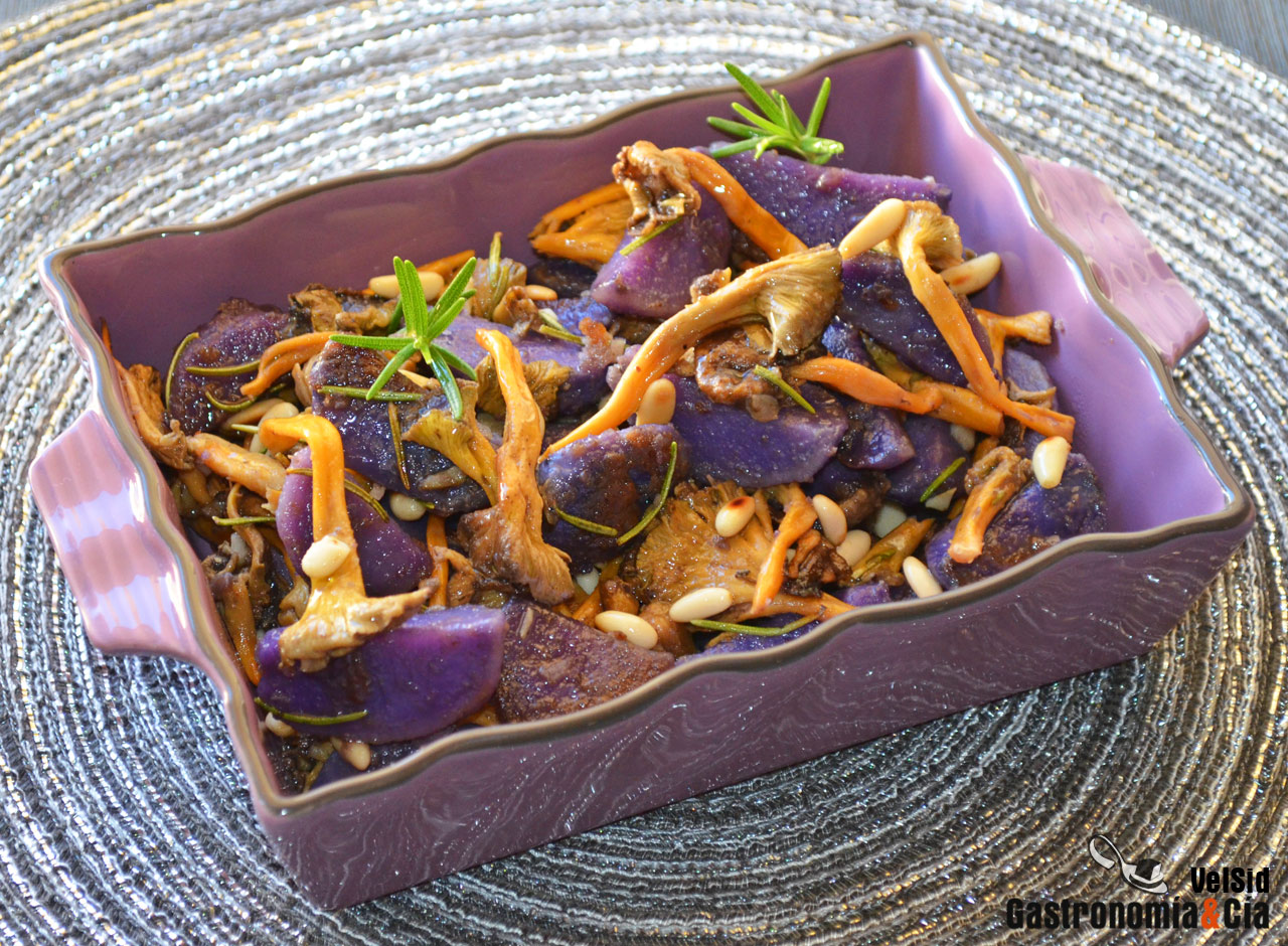 Patata violeta con angula de monte y piñones