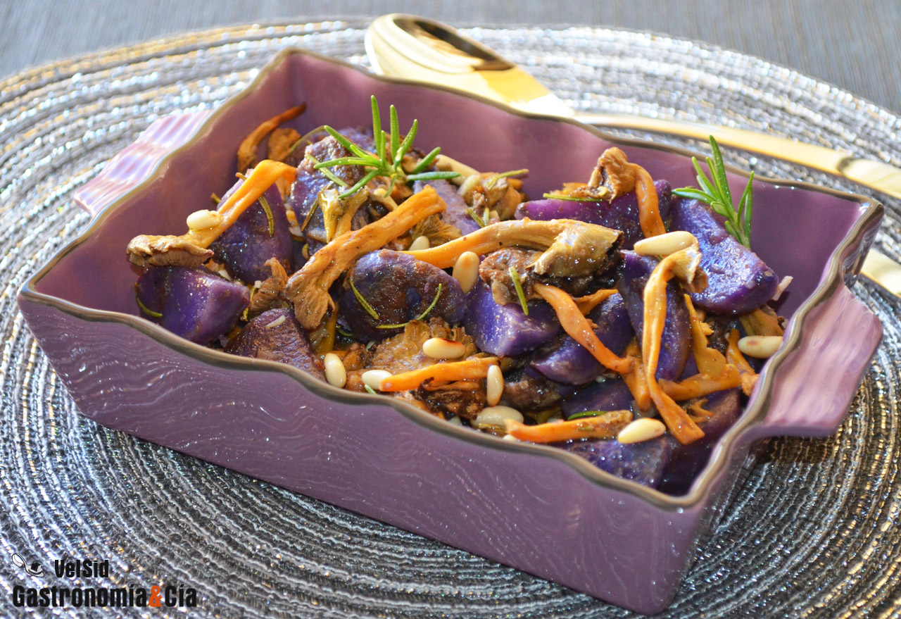 Patata violeta con angula de monte y piñones