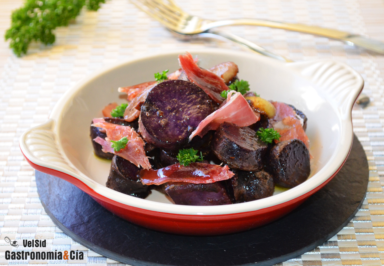 Patata violeta al cava con jamón 