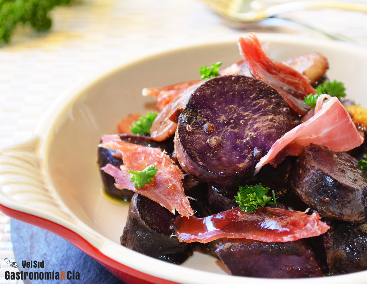 Patata violeta al cava con jamón 
