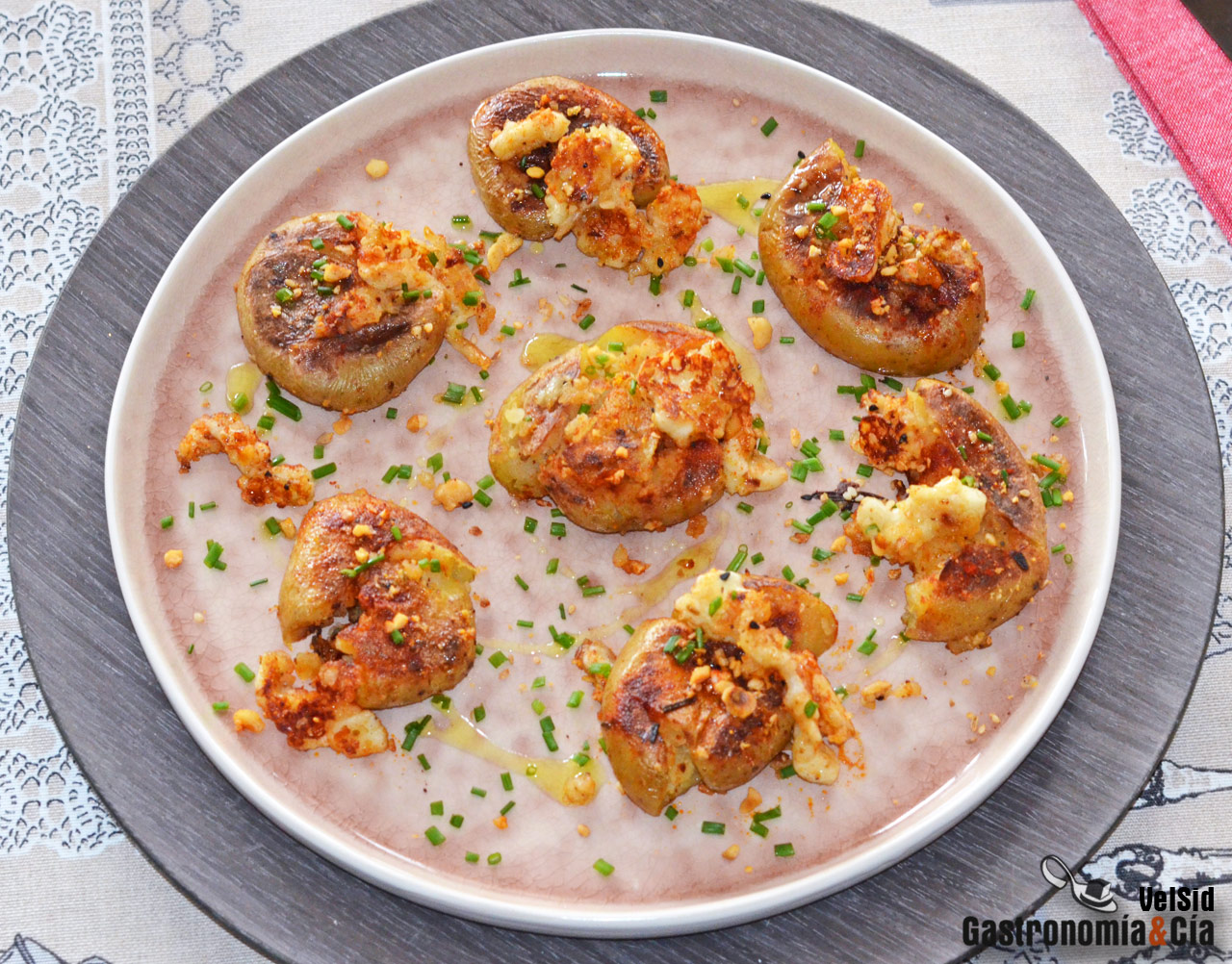 Patatas chafadas con queso fresco tostado y dukkah de a