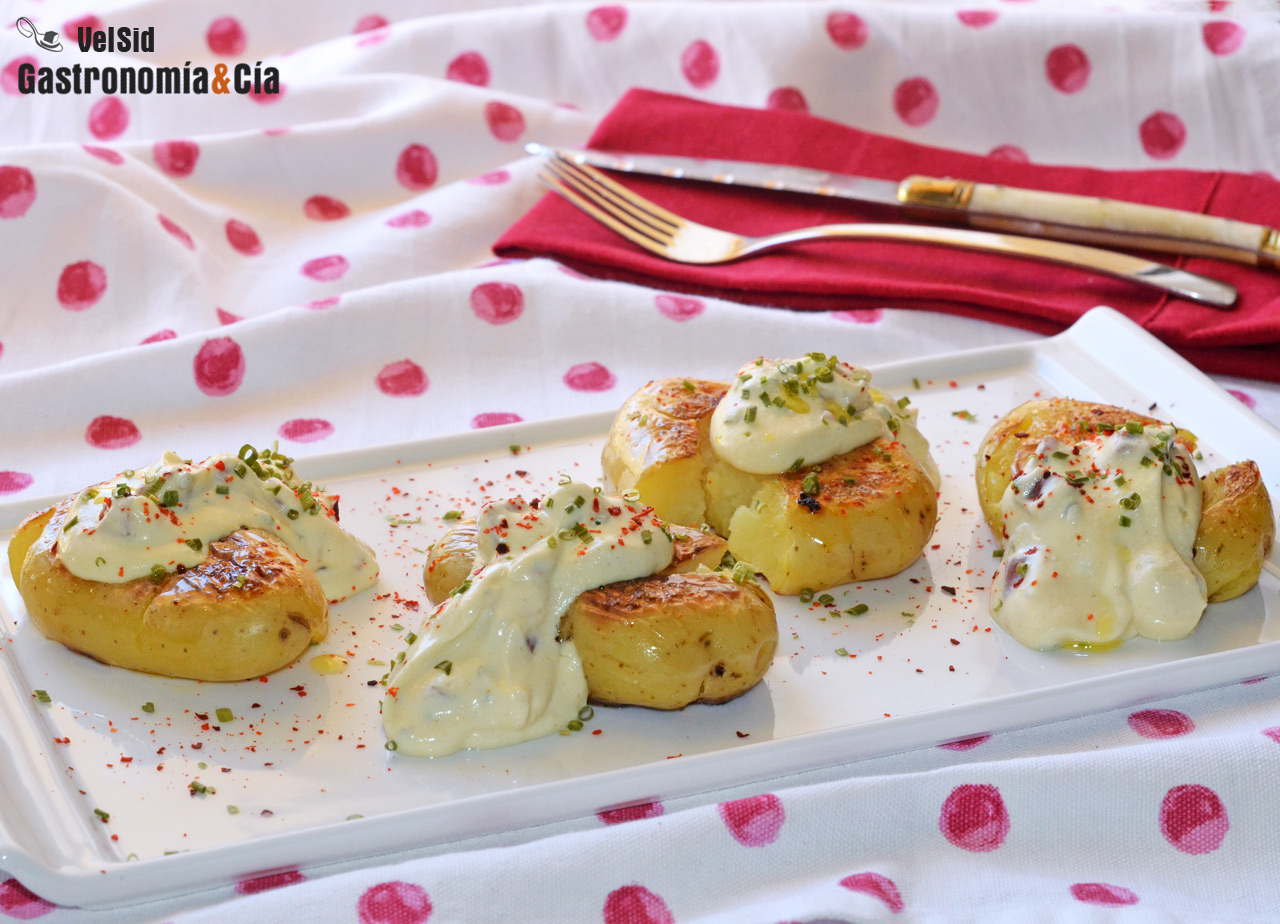 Patatas asadas y crujientes con mahonesa ligera de jamó