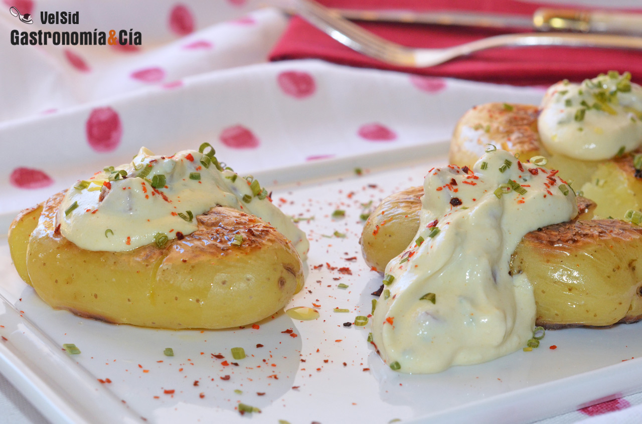 Patatas asadas y crujientes con mahonesa ligera de jamó