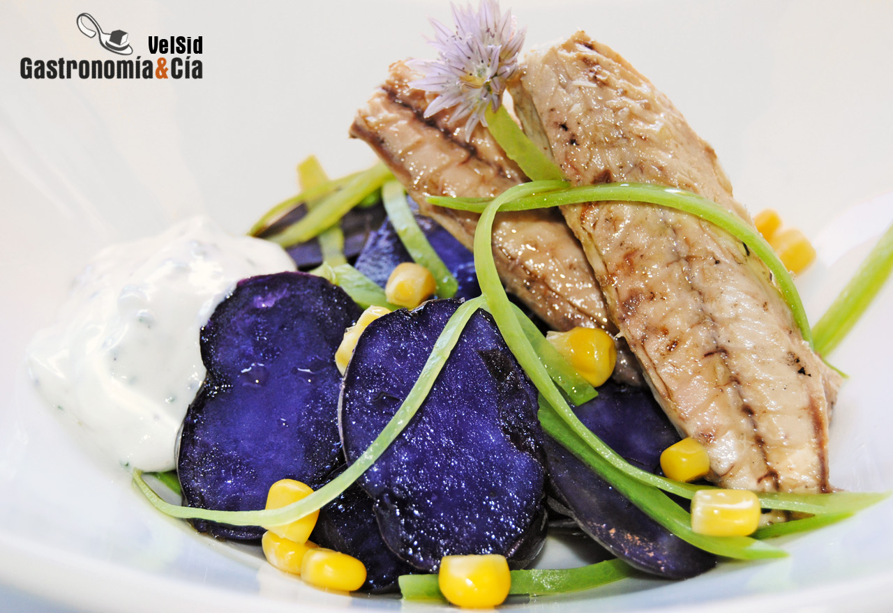 Ensalada de patata violeta, tirabeques y caballa