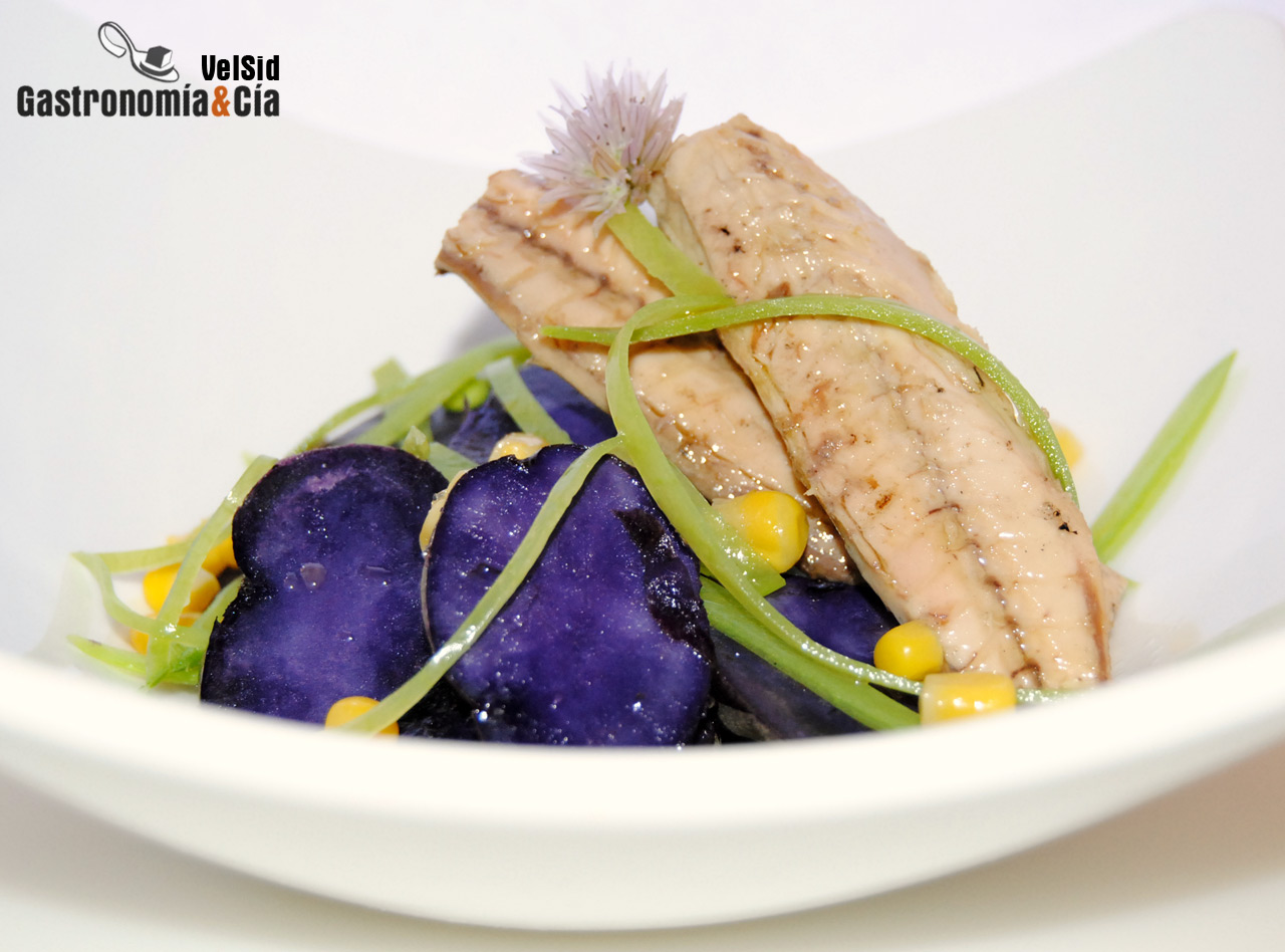 Ensalada de patata violeta, tirabeques y caballa
