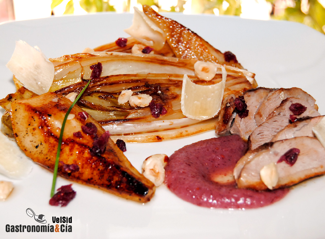 Pato, endivias y peras con salsa de arándanos rojos