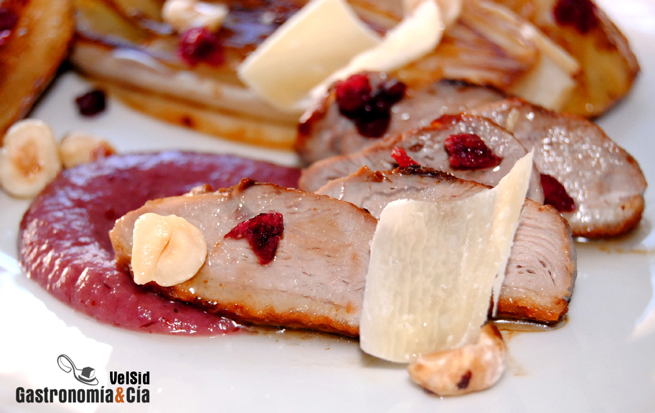 Pato, endivias y peras con salsa de arándanos rojos