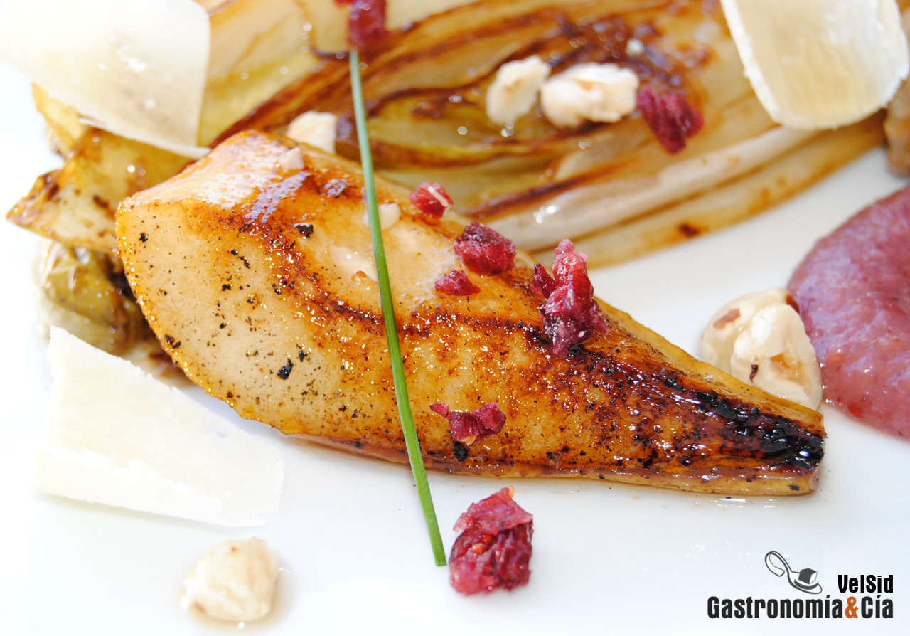 Pato, endivias y peras con salsa de arándanos rojos