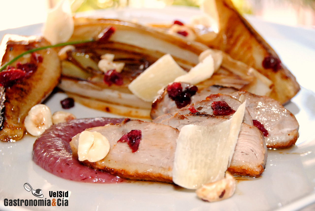 Pato, endivias y peras con salsa de arándanos rojos