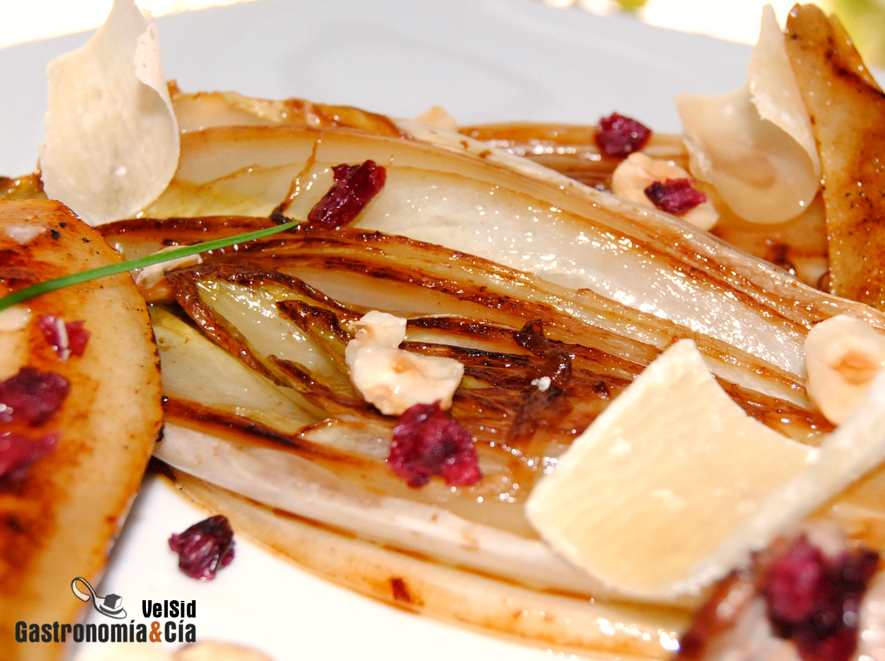 Pato, endivias y peras con salsa de arándanos rojos