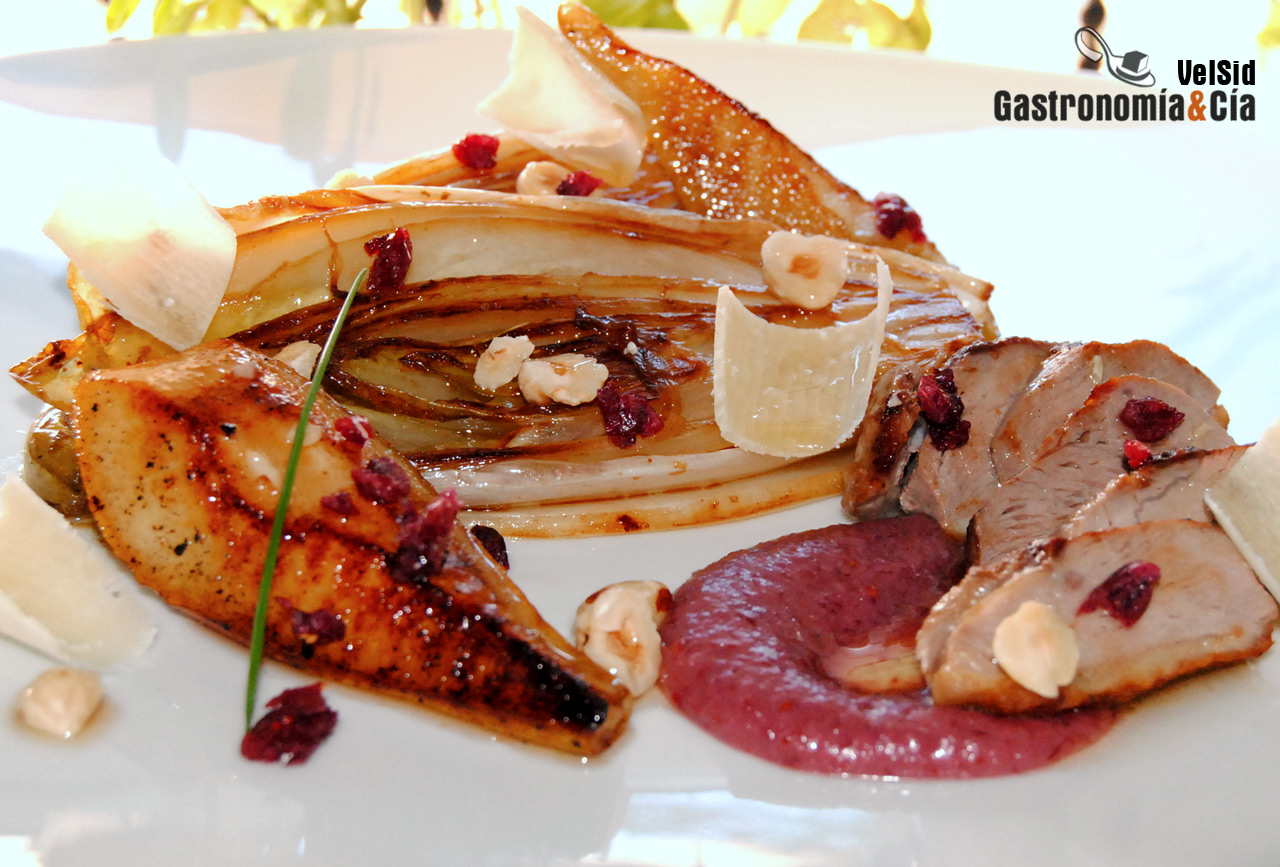 Pato, endivias y peras con salsa de arándanos rojos