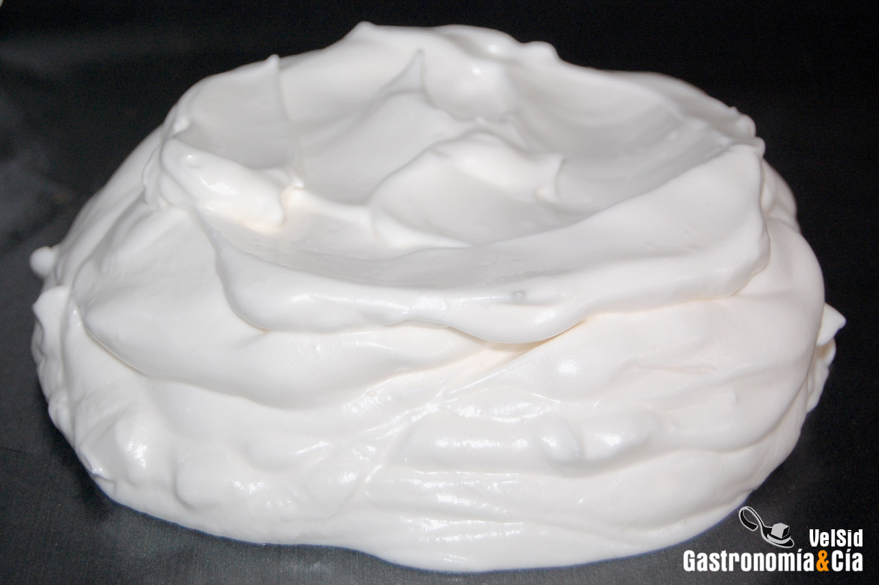 Pavlova con chocolate y fruta