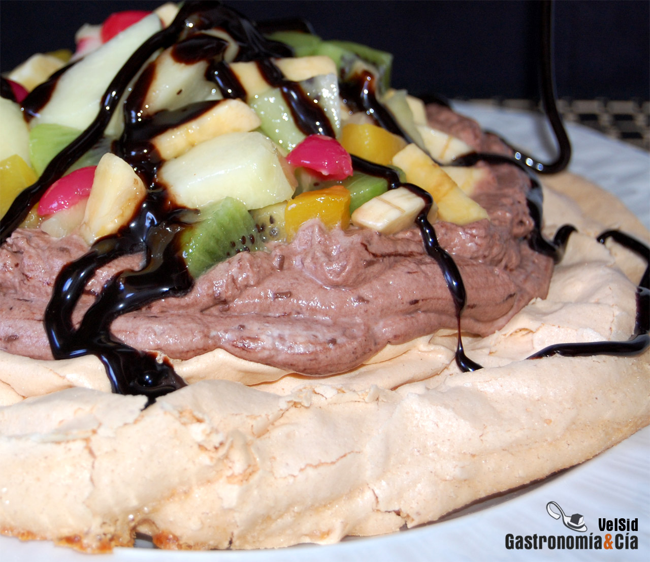 Pavlova con chocolate y fruta