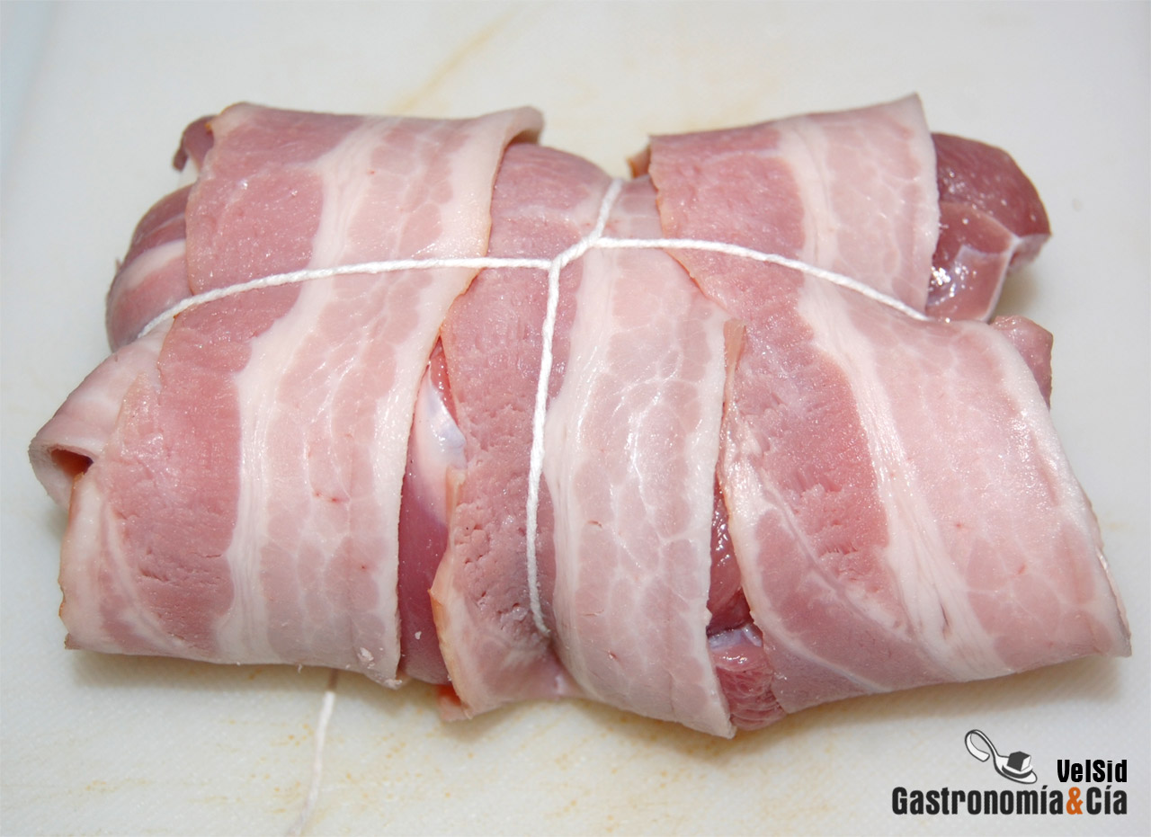 Pavo relleno y albardado con salsa de setas