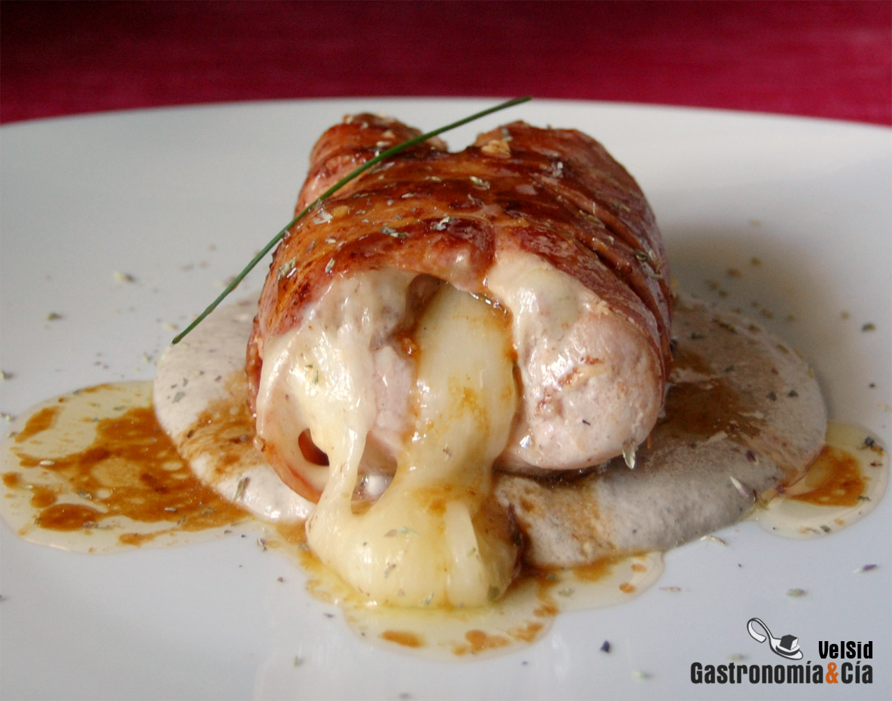 Pavo relleno y albardado con salsa de setas