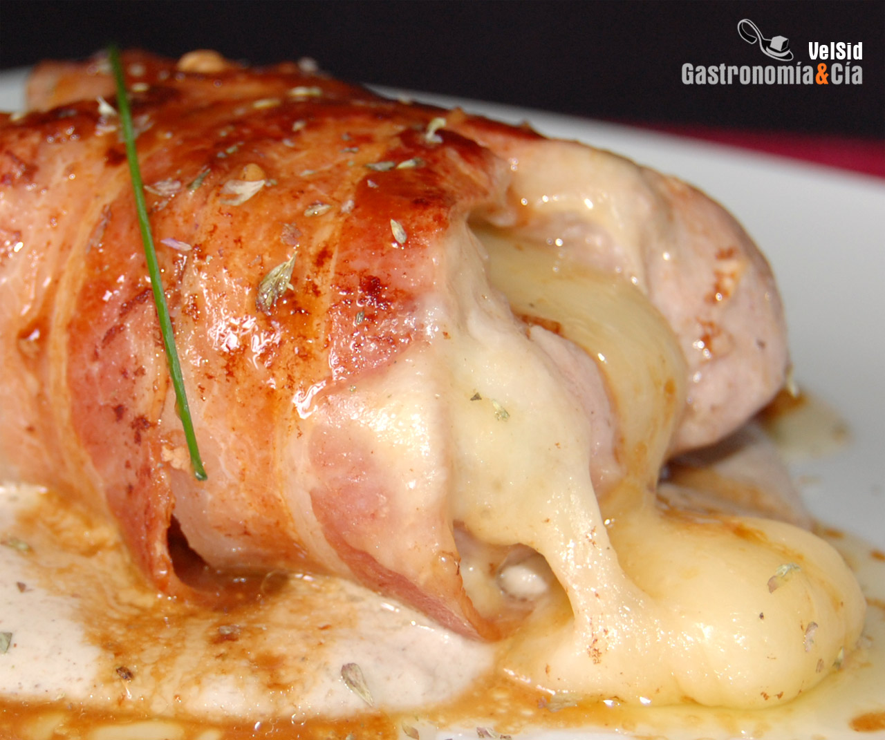 Pavo relleno y albardado con salsa de setas