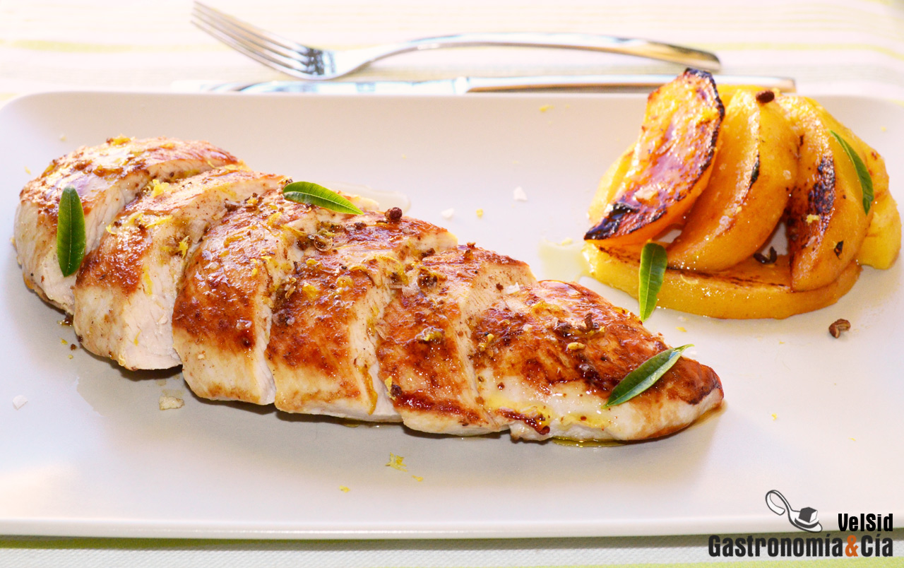 Pechuga de pavo con gajos de persimon, limón y pimienta