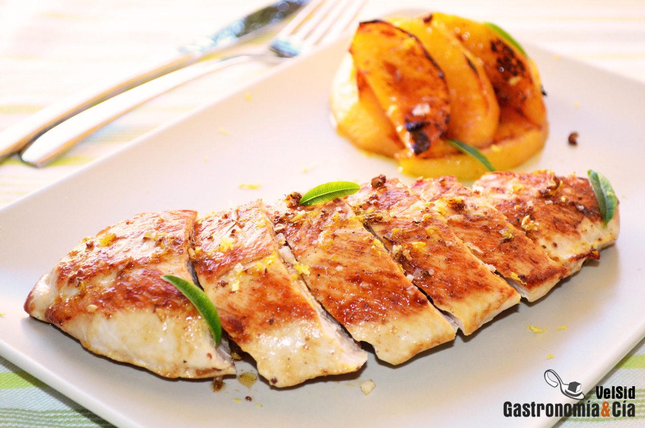 Pechuga de pavo con gajos de persimon, limón y pimienta