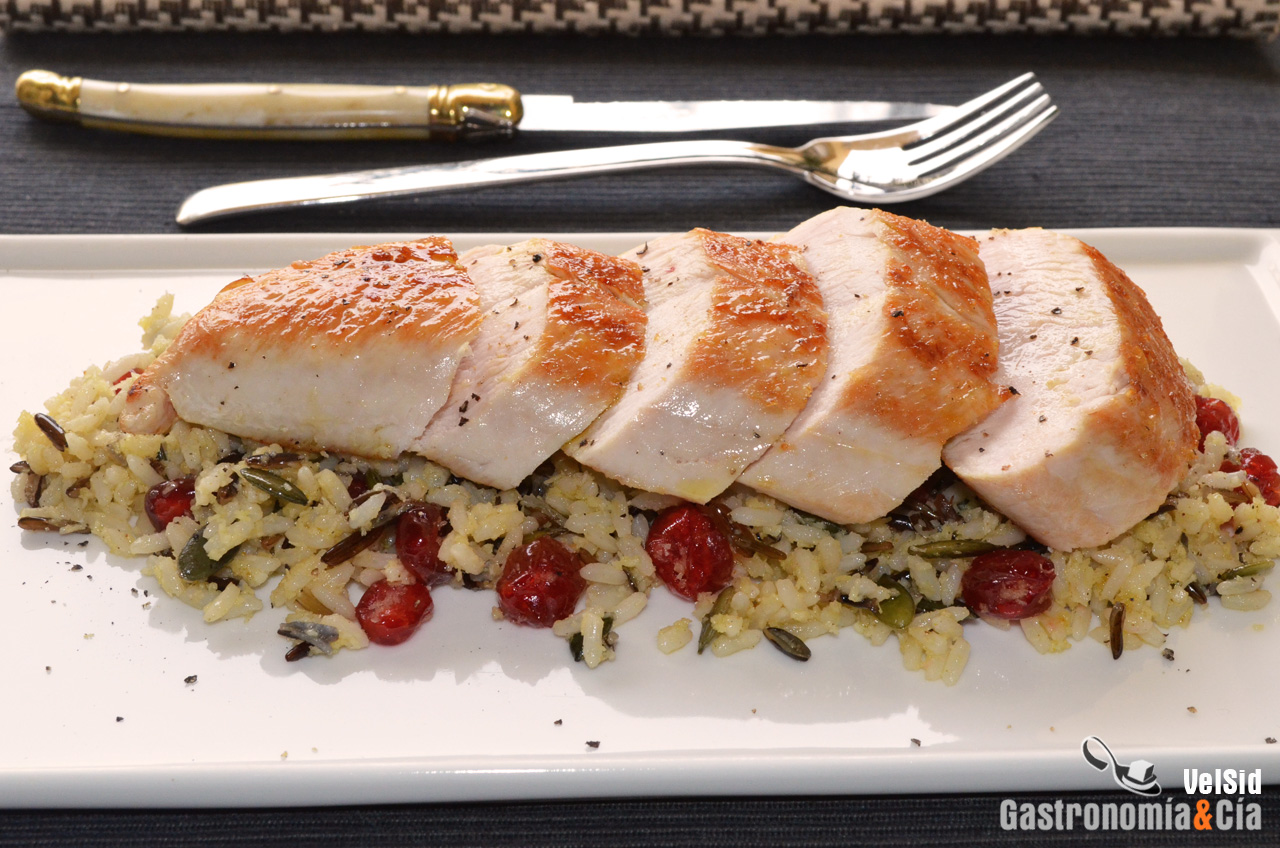 Pechuga de pavo y arroz pilaf con coco y cerezas