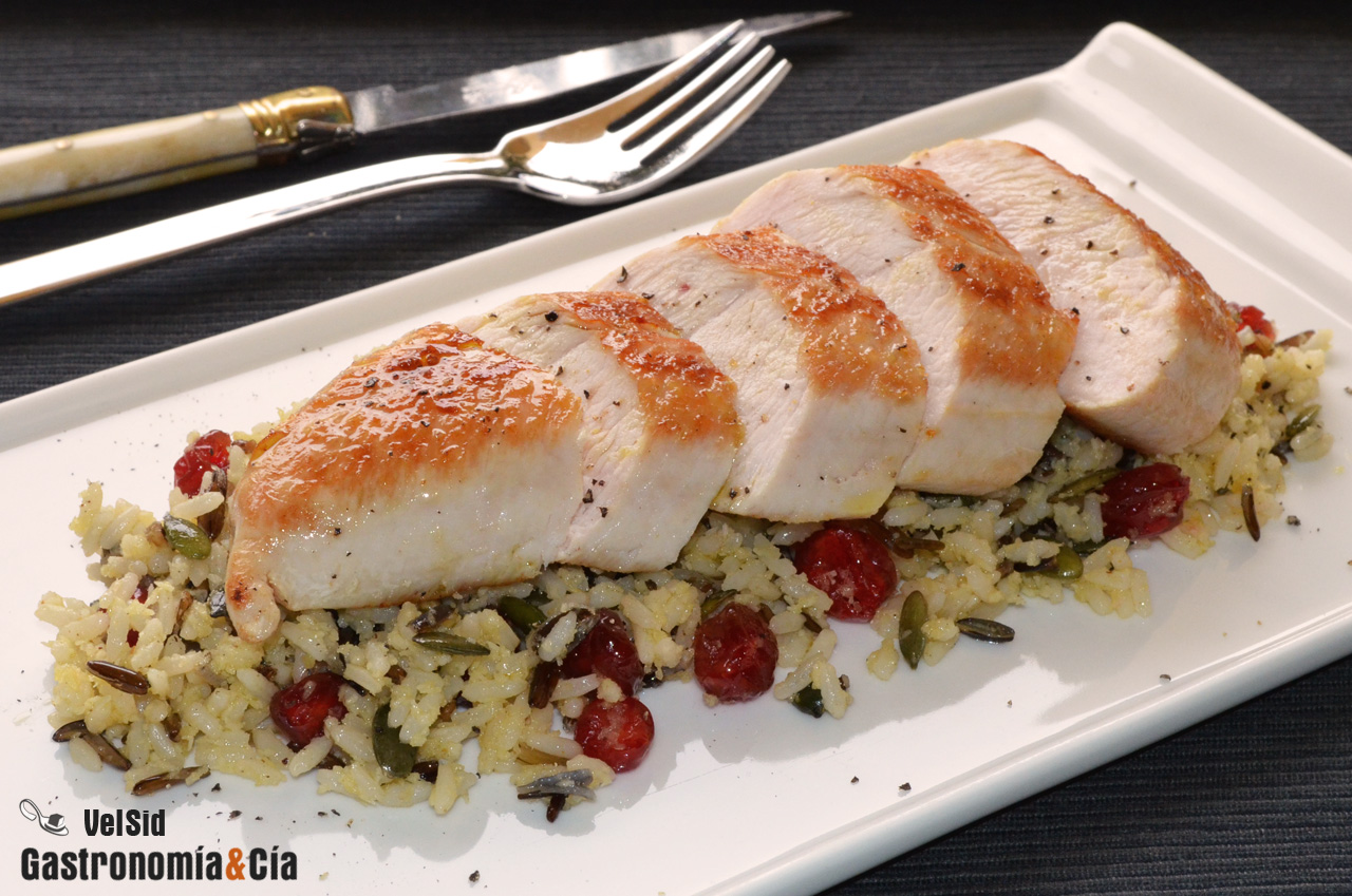 Pechuga de pavo y arroz pilaf con coco y cerezas