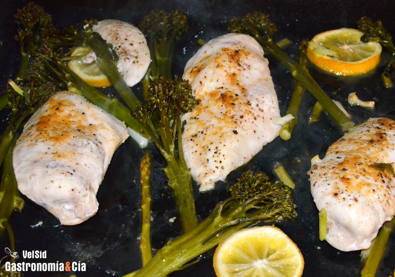 Pechuga de pollo al horno con bimi y aderezo de coco, l