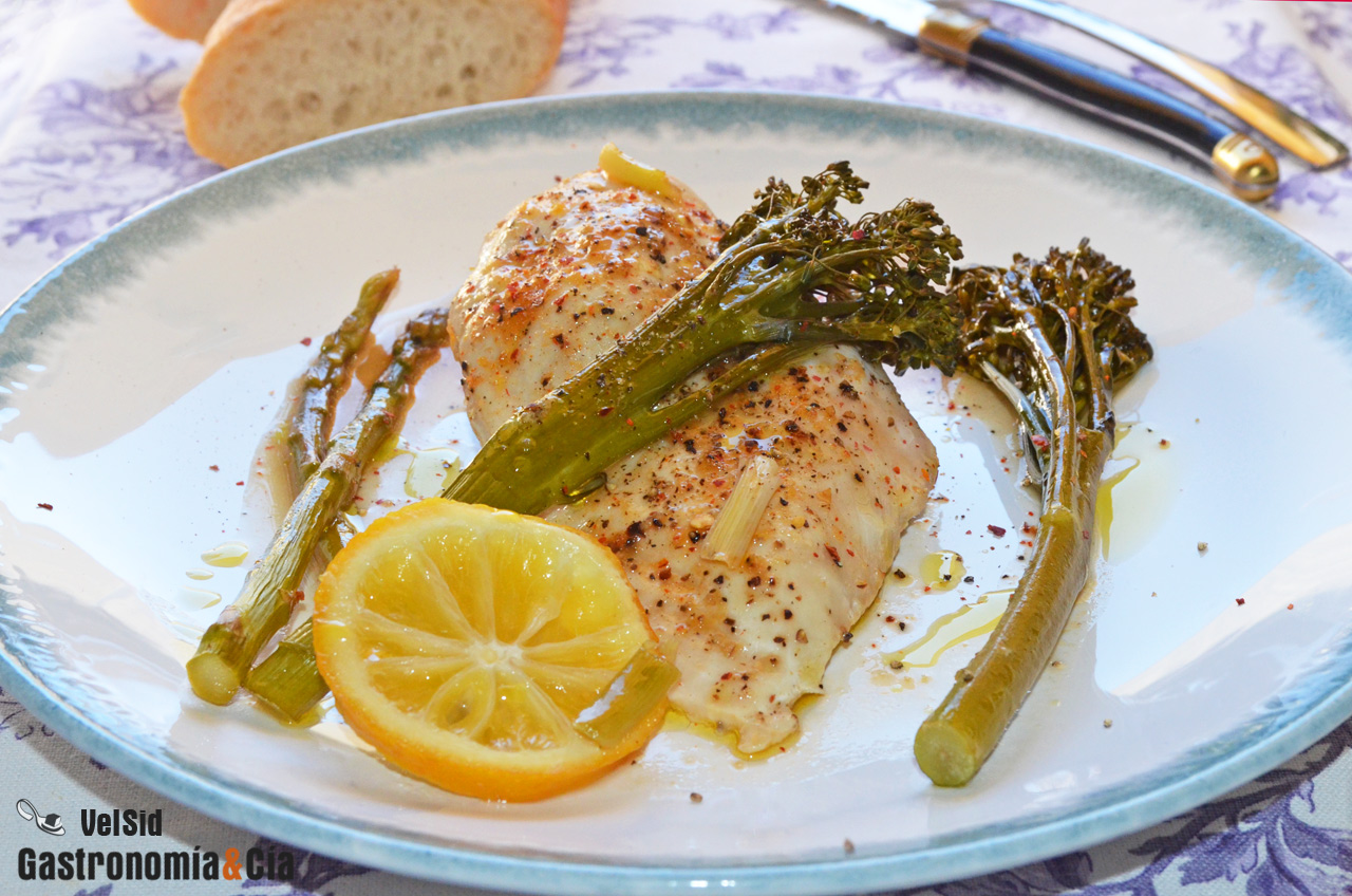 Pechuga de pollo al horno con bimi y aderezo de coco, l