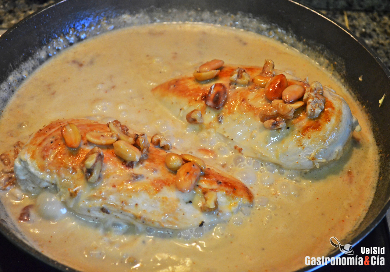 Pechuga de pollo con leche de coco y frutos secos