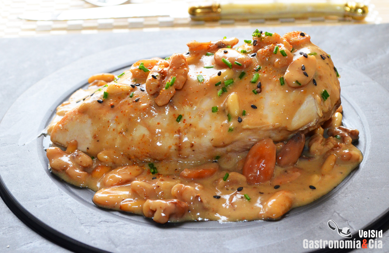 Pechuga de pollo con leche de coco y frutos secos