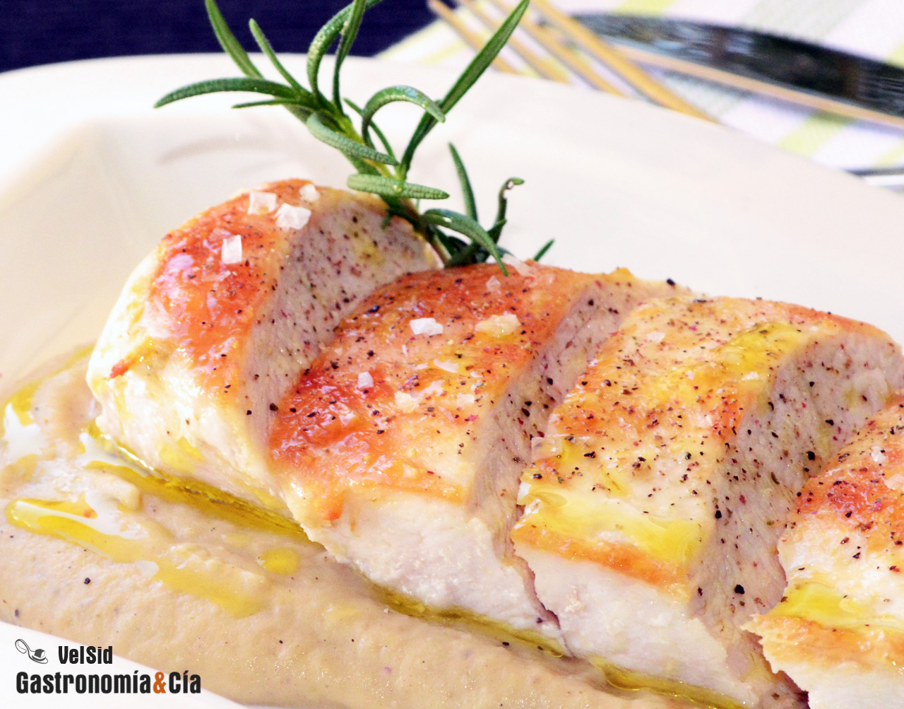 Pechuga de pollo con salsa de chirivía y romero