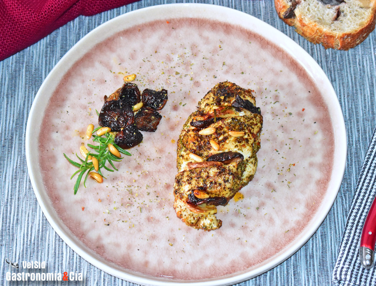 Pechuga de pollo asada con shiitake y piñones