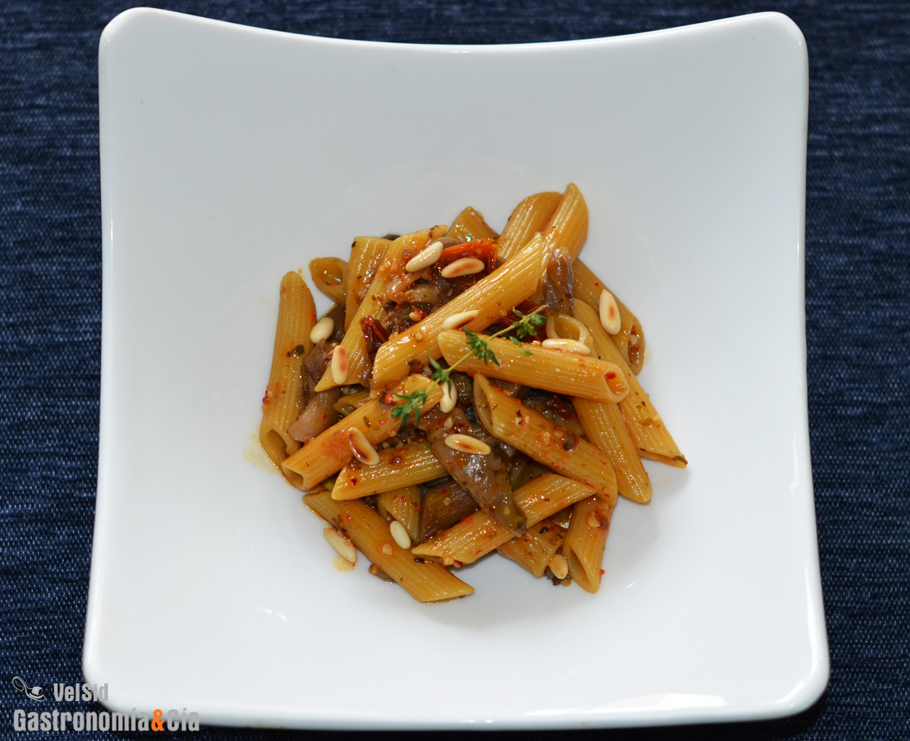 Pasta con setas de ostra, tomates secos y piñones