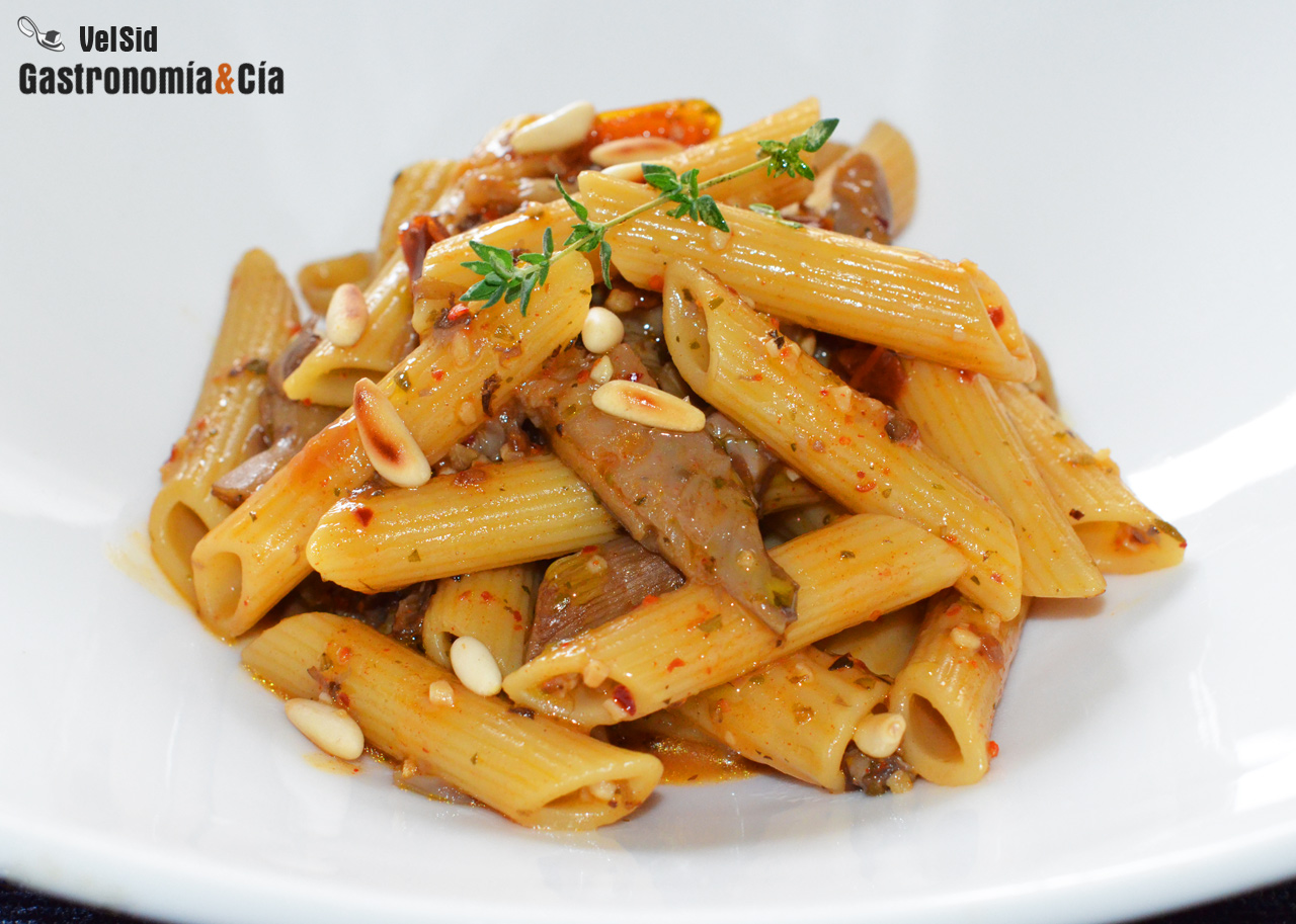 Pasta con setas de ostra, tomates secos y piñones