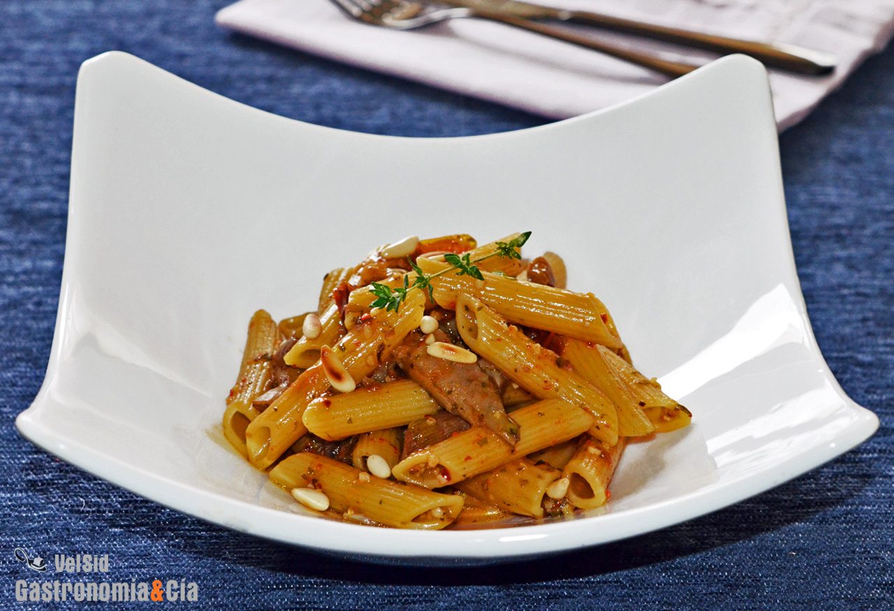 Pasta con setas de ostra, tomates secos y piñones
