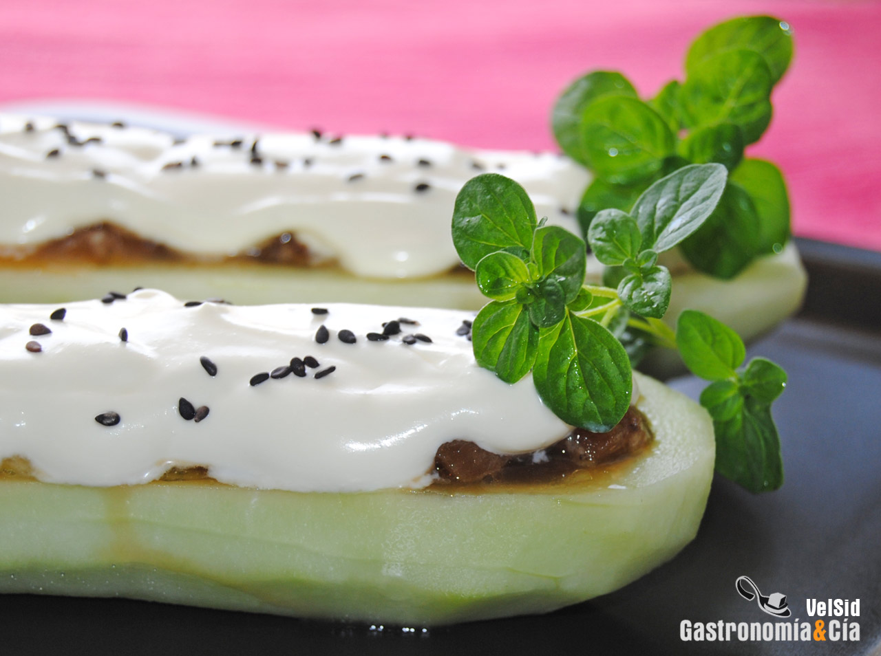 Pepino relleno de tartar de atún con wasabi