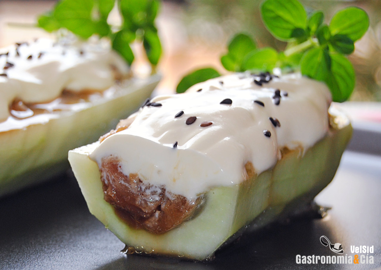 Pepino relleno de tartar de atún con wasabi